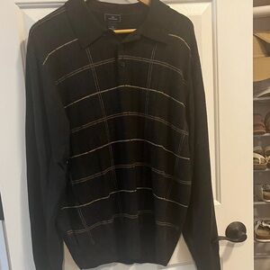 Dockers men’s collared 2 button sweater.